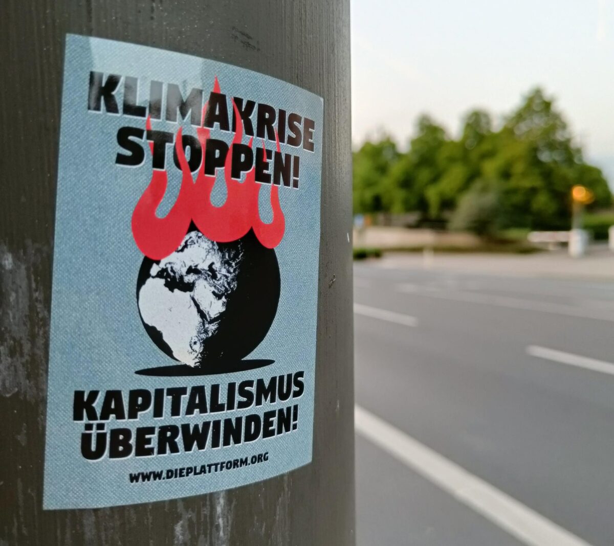 Neuer Aufkleber: Klimakrise stoppen, Kapitalismus überwinden!